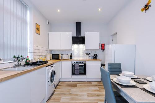 Fasilitas, Spacious & Elegant 4 Bedroom, Bury Town Centre in Bury Fasilitas, Spacious & Elegant 4 Bedroom, Bury Town Centre in Bury