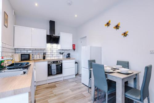Fasilitas, Spacious & Elegant 4 Bedroom, Bury Town Centre in Bury Fasilitas, Spacious & Elegant 4 Bedroom, Bury Town Centre in Bury