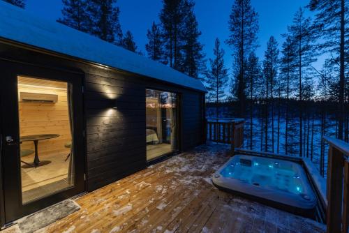 อ่างแช่น้ำร้อน, Hossaville Luxe West Lake Cabin in ซูโอมุสซาลมี อ่างแช่น้ำร้อน, Hossaville Luxe West Lake Cabin in ซูโอมุสซาลมี