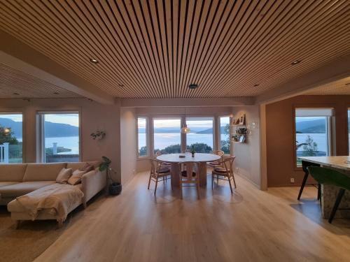 Kilátás, House with panoramic sea view, nearby Senja in Sorreisa Kilátás, House with panoramic sea view, nearby Senja in Sorreisa