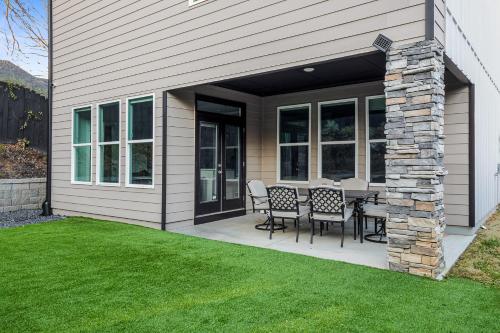Garden, Price Cut Modern Lux Home Mins to Downtown in Pittsburgh Garden, Price Cut Modern Lux Home Mins to Downtown in Pittsburgh