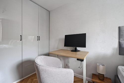 *Top* Full Black Out A/C Fast Wi-fi, Standing Desk