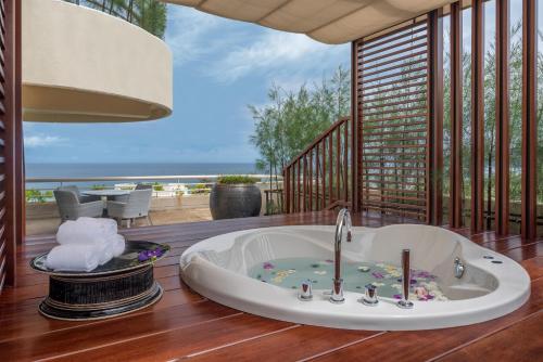 Balcony/terrace, Pullman Phuket Karon Beach Resort in Phuket Balcony/terrace, Pullman Phuket Karon Beach Resort in Phuket