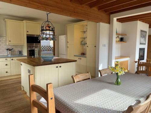 Spacious, cosy 6 bedroom house which sleeps 11 in Banchory Spacious, cosy 6 bedroom house which sleeps 11 in Banchory