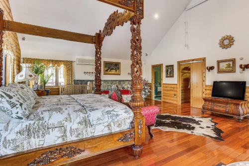 Swan Lake Estate with Sauna and Game Room! in Kenoza Lake (NY) Swan Lake Estate with Sauna and Game Room! in Kenoza Lake (NY)