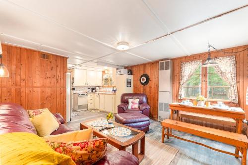 Riverview Charming 2Br Cabin on Torch River Minutes to Sandbar 2853 in 埃爾克急流市(MI) Riverview Charming 2Br Cabin on Torch River Minutes to Sandbar 2853 in 埃爾克急流市(MI)