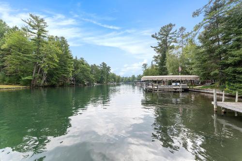 Riverview Charming 2Br Cabin on Torch River Minutes to Sandbar 2853 in 埃爾克急流市(MI) Riverview Charming 2Br Cabin on Torch River Minutes to Sandbar 2853 in 埃爾克急流市(MI)