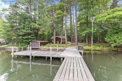 Riverview Charming 2Br Cabin on Torch River Minutes to Sandbar 2853 in 埃爾克急流市(MI) Riverview Charming 2Br Cabin on Torch River Minutes to Sandbar 2853 in 埃爾克急流市(MI)