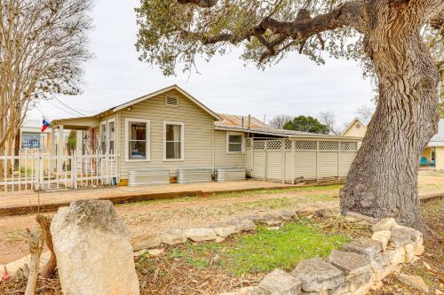 Walk to Main Street Cottage with Deck in Bandera! in Bandera Walk to Main Street Cottage with Deck in Bandera! in Bandera