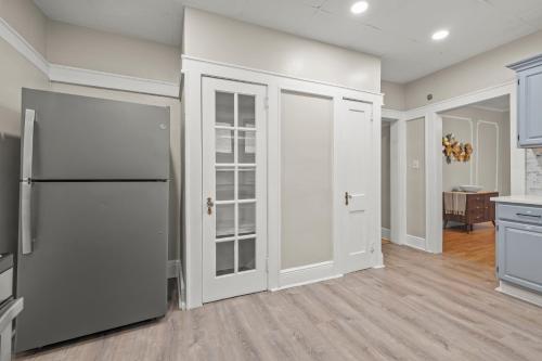 廚房, 2-Story Stay with Game Lounge & Free Parking Spots - 5 mins to NYC Train in 林登 廚房, 2-Story Stay with Game Lounge & Free Parking Spots - 5 mins to NYC Train in 林登