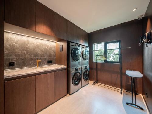 Xi'an Bell Tower Fengdu Hotel (Yongxingfang Changlemen Subway Station Branch) in شينج تشينج جونج بارك Xi'an Bell Tower Fengdu Hotel (Yongxingfang Changlemen Subway Station Branch) in شينج تشينج جونج بارك