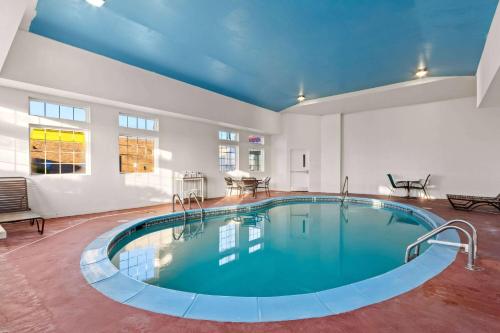 Zwembad, Super 8 By Wyndham Elizabethtown in Elizabethtown Zwembad, Super 8 By Wyndham Elizabethtown in Elizabethtown