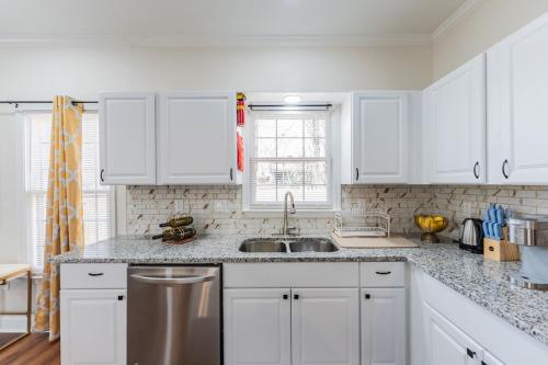 Modern 5 Bedroom Home - 2 miles to Atlanta Zoo and Aquarium near Aaron's Amphitheatre at Lakewood Modern 5 Bedroom Home - 2 miles to Atlanta Zoo and Aquarium near Aaron's Amphitheatre at Lakewood