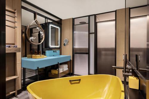 Bathroom, Renaissance Beijing Haidian Hotel in Shangdi Industrial Park/Xisanqi Bathroom, Renaissance Beijing Haidian Hotel in Shangdi Industrial Park/Xisanqi