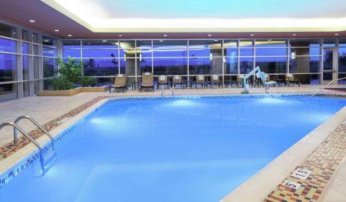 Zwembad, Embassy Suites by Hilton Loveland Conference Center in Loveland Zwembad, Embassy Suites by Hilton Loveland Conference Center in Loveland