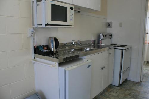 Kitchen, Arcadian Motel in South Dunedin Kitchen, Arcadian Motel in South Dunedin