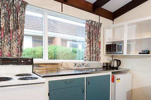 Kitchen, Arcadian Motel in South Dunedin Kitchen, Arcadian Motel in South Dunedin