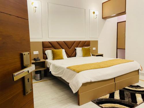 Hotel Dileep in Hussainganj Hotel Dileep in Hussainganj