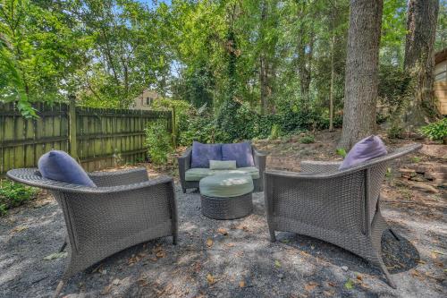 Garden, Vintage 2BR house with huge fenced yard & Parking in Lindridge-Martin Manor Garden, Vintage 2BR house with huge fenced yard & Parking in Lindridge-Martin Manor