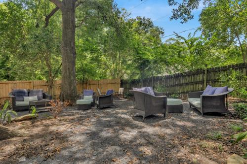 Garden, Vintage 2BR house with huge fenced yard & Parking in Lindridge-Martin Manor Garden, Vintage 2BR house with huge fenced yard & Parking in Lindridge-Martin Manor