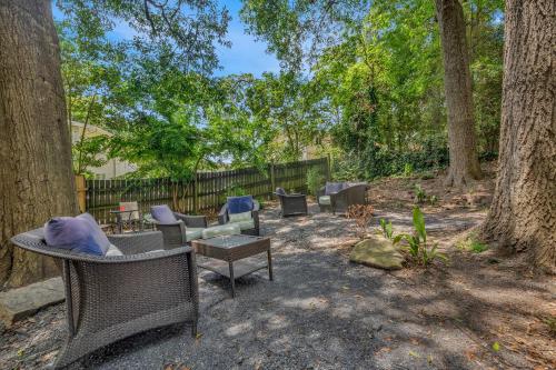 Garden, Vintage 2BR house with huge fenced yard & Parking in Lindridge-Martin Manor Garden, Vintage 2BR house with huge fenced yard & Parking in Lindridge-Martin Manor