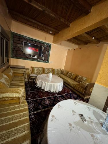 Scenic Lakeview House Near 5-Star Widian Hotel in 빈 엘 우이단 Scenic Lakeview House Near 5-Star Widian Hotel in 빈 엘 우이단