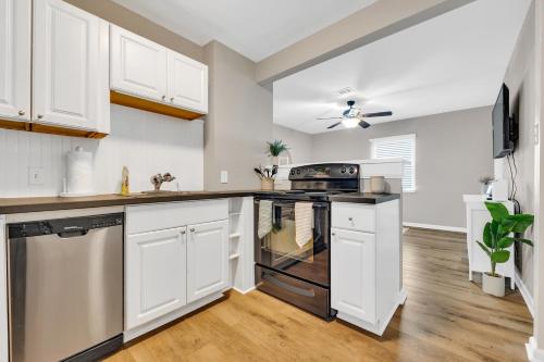 Kitchen, Unique 2BR Less than a mile from the Atlanta Zoo! in Summerhill Kitchen, Unique 2BR Less than a mile from the Atlanta Zoo! in Summerhill