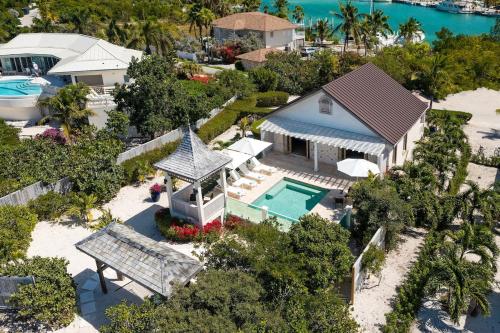Callaloo Cottage- Beachfront Paradise! in Providenciales Callaloo Cottage- Beachfront Paradise! in Providenciales