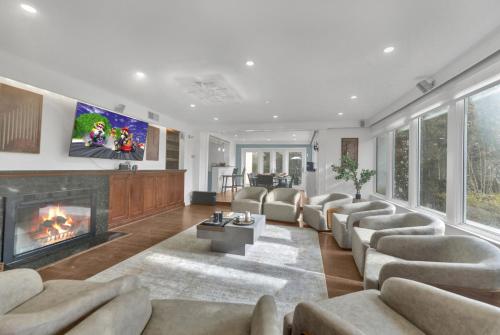 Fire and Fun Luxe Stay w Pool Hot Tub and Game Room in Linden Fire and Fun Luxe Stay w Pool Hot Tub and Game Room in Linden