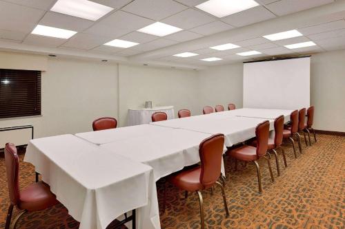 Salas de reuniones, Ramada by Wyndham Marquette in Marquette Salas de reuniones, Ramada by Wyndham Marquette in Marquette