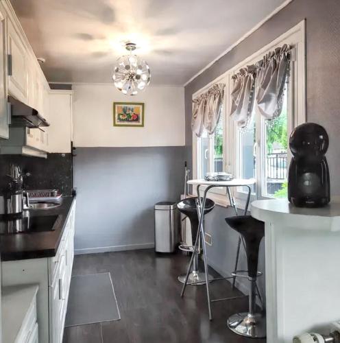 Konyha, Villa charmante à Saint-Martin-Longueau avec piscine privée (Villa charmante a Saint-Martin-Longueau avec piscine privee) in Pont-Sainte-Maxence Konyha, Villa charmante à Saint-Martin-Longueau avec piscine privée (Villa charmante a Saint-Martin-Longueau avec piscine privee) in Pont-Sainte-Maxence