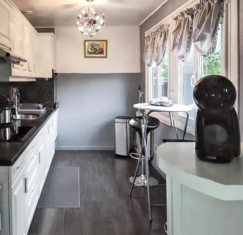 Konyha, Villa charmante à Saint-Martin-Longueau avec piscine privée (Villa charmante a Saint-Martin-Longueau avec piscine privee) in Pont-Sainte-Maxence Konyha, Villa charmante à Saint-Martin-Longueau avec piscine privée (Villa charmante a Saint-Martin-Longueau avec piscine privee) in Pont-Sainte-Maxence