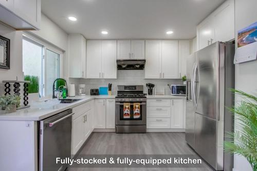 Entire Private 4-Bedroom Home w Pool, King Bed, Garage, Prime Location in Clairemont Mesa East Entire Private 4-Bedroom Home w Pool, King Bed, Garage, Prime Location in Clairemont Mesa East