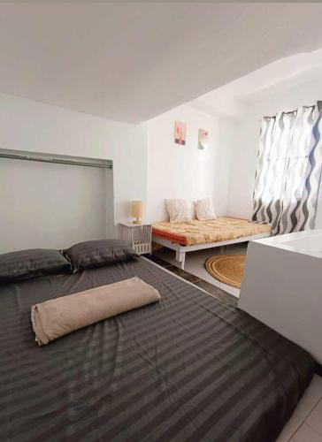 1 bedroom with overlooking city views