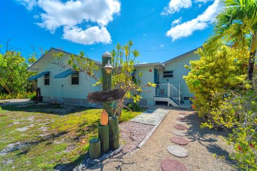 Waterfront Beach House with Dock & Heated Pool in 里特爾托奇基 Waterfront Beach House with Dock & Heated Pool in 里特爾托奇基