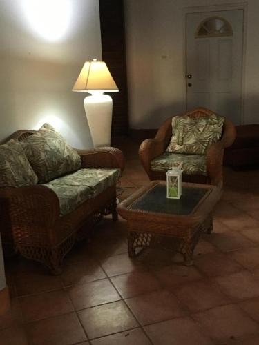 Private Room with Twin Beds AC nr Intl Airpt and Beach in Benteng Vieux Private Room with Twin Beds AC nr Intl Airpt and Beach in Benteng Vieux