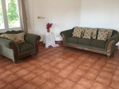 Private Room with Twin Beds AC nr Intl Airpt and Beach in Benteng Vieux Private Room with Twin Beds AC nr Intl Airpt and Beach in Benteng Vieux