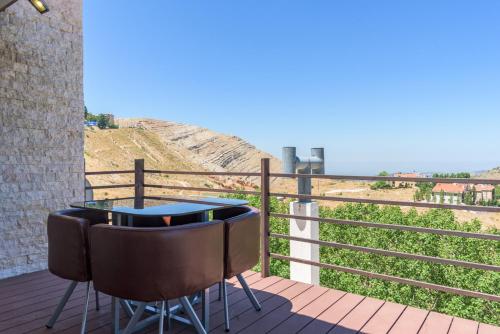 陽台/露台, Woodvale - Sleek 3-Bedroom Apt in kfardebian in 科法德比安 陽台/露台, Woodvale - Sleek 3-Bedroom Apt in kfardebian in 科法德比安