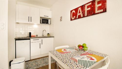 Cocina, HOMEY PURITY / NEW / Parking gratuit / Proche Tram / Aux portes de Genève (HOMEY PURITY / NEW / Parking gratuit / Proche Tram / Aux portes de Geneve) in Ambilly Cocina, HOMEY PURITY / NEW / Parking gratuit / Proche Tram / Aux portes de Genève (HOMEY PURITY / NEW / Parking gratuit / Proche Tram / Aux portes de Geneve) in Ambilly