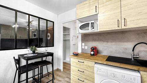 Cocina, VELVET - Proche Genève - Au pied du Tram - Wifi Gratuit (VELVET - Proche Geneve - Au pied du Tram - Wifi Gratuit) in Ambilly Cocina, VELVET - Proche Genève - Au pied du Tram - Wifi Gratuit (VELVET - Proche Geneve - Au pied du Tram - Wifi Gratuit) in Ambilly