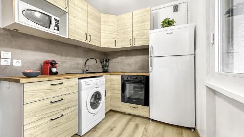 Cocina, VELVET - Proche Genève - Au pied du Tram - Wifi Gratuit (VELVET - Proche Geneve - Au pied du Tram - Wifi Gratuit) in Ambilly Cocina, VELVET - Proche Genève - Au pied du Tram - Wifi Gratuit (VELVET - Proche Geneve - Au pied du Tram - Wifi Gratuit) in Ambilly