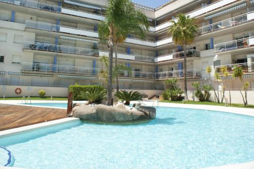 Apartamento con vistas al canal en residencia con piscina AV-20