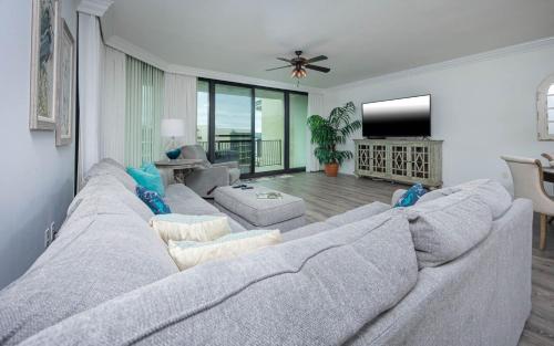 Phoenix on the Bay 1513 condo in Caswell Phoenix on the Bay 1513 condo in Caswell