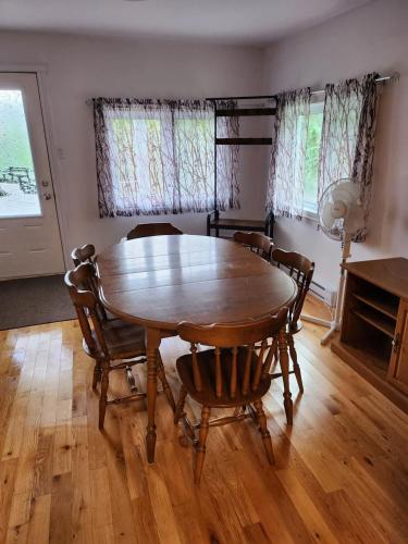 Le Jasmin chalet complet Rivière Kayak Nature (Le Jasmin chalet complet Riviere Kayak Nature) in 聖保蘭(QC) Le Jasmin chalet complet Rivière Kayak Nature (Le Jasmin chalet complet Riviere Kayak Nature) in 聖保蘭(QC)