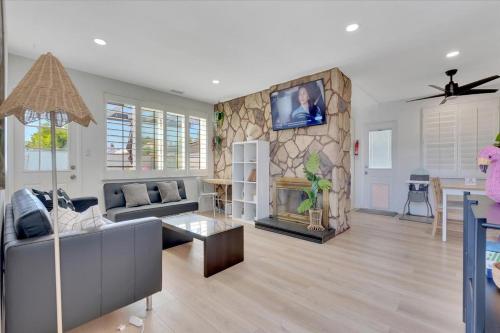 Double Flamingo HotTub BBQ Game Room Self Check-in in North Clairemont Double Flamingo HotTub BBQ Game Room Self Check-in in North Clairemont