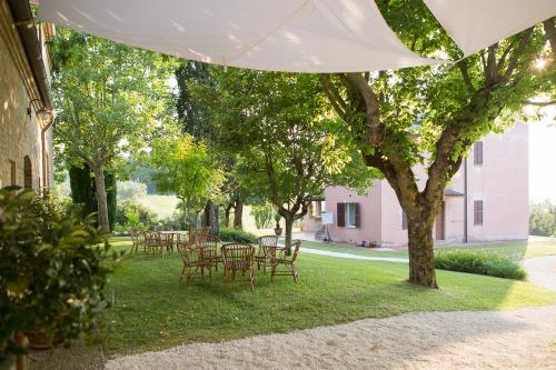 Garden, Borgo Sorbatti Country House in Loro Piceno Garden, Borgo Sorbatti Country House in Loro Piceno