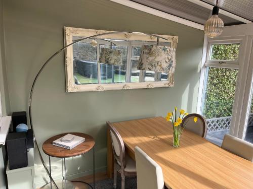 Honeybee Cottage, with a log fire & a hot tub. in Bolton and Undercliffe Honeybee Cottage, with a log fire & a hot tub. in Bolton and Undercliffe