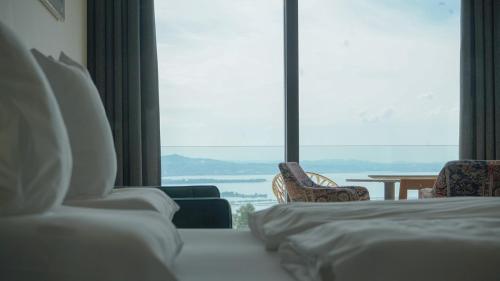 Design-Chalet mit Teilseeblick, Pool, Spa & Restaurant in Lochau Bei Bregenz Design-Chalet mit Teilseeblick, Pool, Spa & Restaurant in Lochau Bei Bregenz