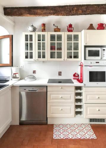 مطبخ, Maison chaleureuse à Saint-Privat, 80 m² avec cour. (Maison chaleureuse a Saint-Privat, 80 m² avec cour.) in سان ساتورنين دي لوسيان مطبخ, Maison chaleureuse à Saint-Privat, 80 m² avec cour. (Maison chaleureuse a Saint-Privat, 80 m² avec cour.) in سان ساتورنين دي لوسيان