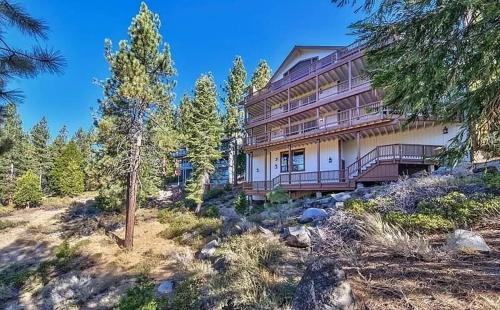 Cliffside Retreat in Zephyr Cove (NV) Cliffside Retreat in Zephyr Cove (NV)